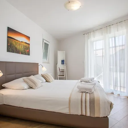 Holiday home 6 Bedroom Luxurious In