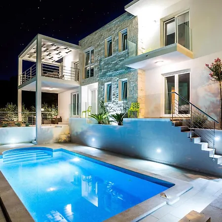 6 Bedroom Luxurious In