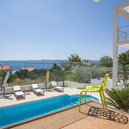 6 Bedroom Luxurious In *