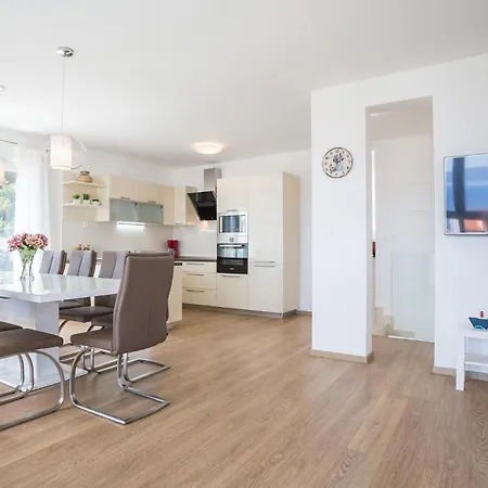 Holiday home 6 Bedroom Luxurious In