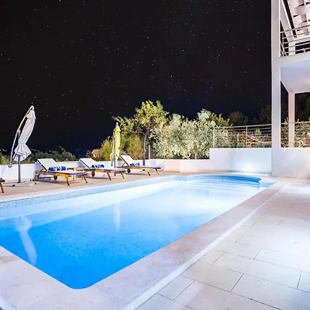 6 Bedroom Luxurious In * Bol