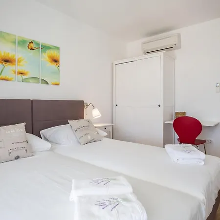 Holiday home 6 Bedroom Luxurious In