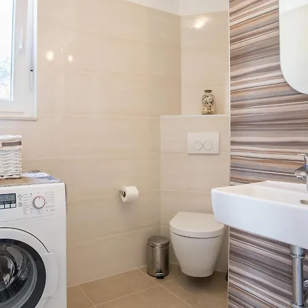 6 Bedroom Luxurious In *