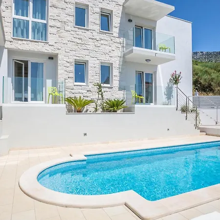 Holiday home 6 Bedroom Luxurious In