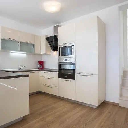 6 Bedroom Luxurious In Holiday home *